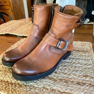 NWOT Frye Veronica Short boot. Size 6.5 Cognac